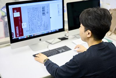 パソコンを操作している写真