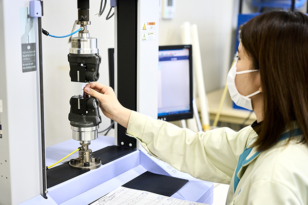 機械を使って作業している様子の写真