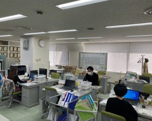 勤務している様子の写真