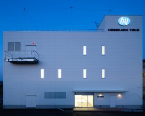 埼玉三芳工場の外観の写真（夜）