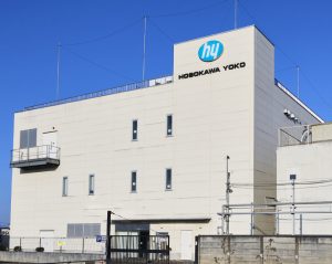 埼玉三芳工場の外観の写真（朝）