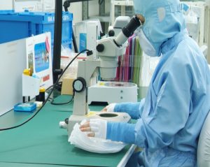 顕微鏡を使って作業している写真