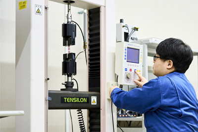 機械を使って作業している様子の写真