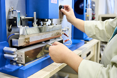 機械を使って作業している様子の写真